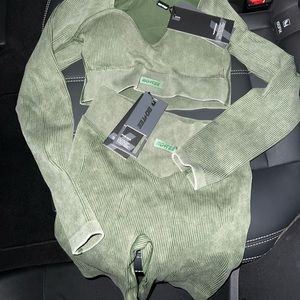 BO + TEE DARK GREEN WORKOUT SET LONG SLEEVE CROP TOP BIKER SHORTS MATCHING NEW